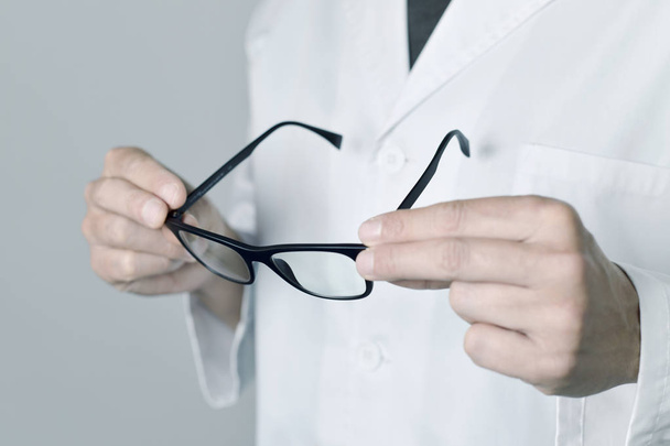 opticien homme vérifiant une paire de lunettes
 - Photo, image