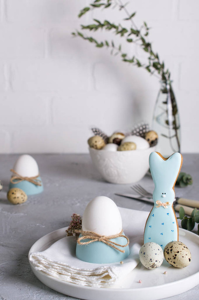 Biscoitos caseiros de Páscoa na forma de um coelho engraçado, ovos de codorna e ovo de galinha. Definição da mesa de celebração da Páscoa. Decorações de férias
. - Foto, Imagem