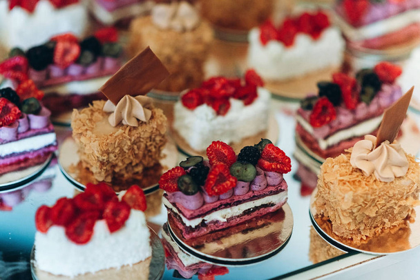 Smaczny tort na wesele cukierek z maliny i jeżyny - Zdjęcie, obraz