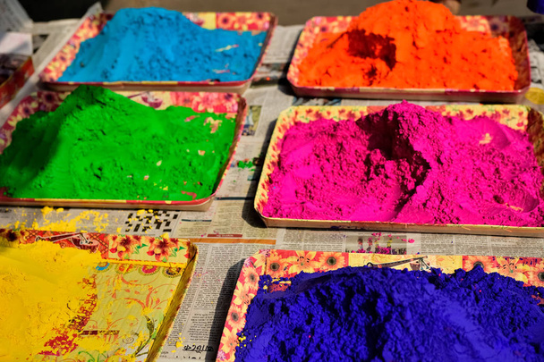 Värikkäitä paaluja jauhettua ostoksia Holi festivaali
  - Valokuva, kuva