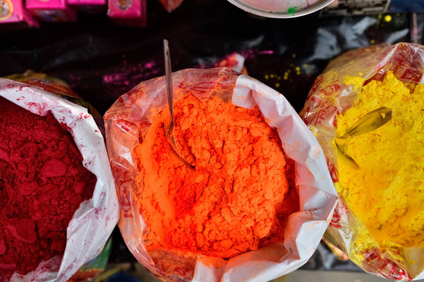 Kleurrijke stapels van gepoederde winkelen voor Holi festival  - Foto, afbeelding