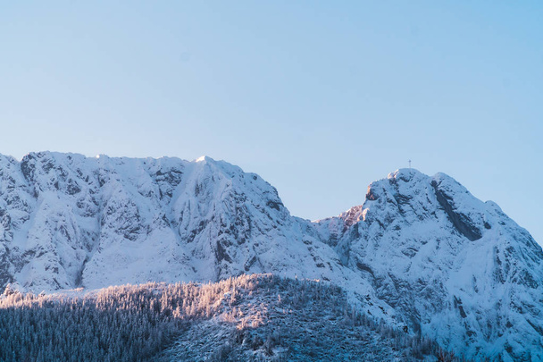 nádherný výhled na vrcholky vysokých hor, v zimě v mo - Fotografie, Obrázek