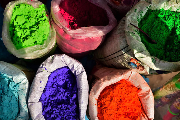 Montones de colores de compra en polvo para el festival Holi
  - Foto, imagen