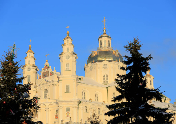 Santa Dormición Pochayiv Lavra en el sol de la mañana
 - Foto, imagen