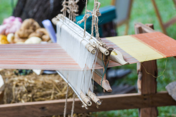 Huishoudelijke Loom weven - Detail van het weven van loom voor zelfgemaakte zijde of textiel productie van Thailand  - Foto, afbeelding