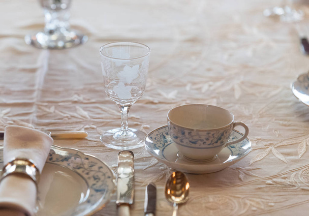 Prachtig oud uitziend servies op een eettafel - Foto, afbeelding