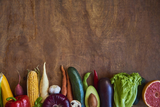 Fondo alimentario saludable. Fotografía de alimentos diferentes frutas y verduras sobre fondo rústico de madera. Copiar espacio
. - Foto, Imagen