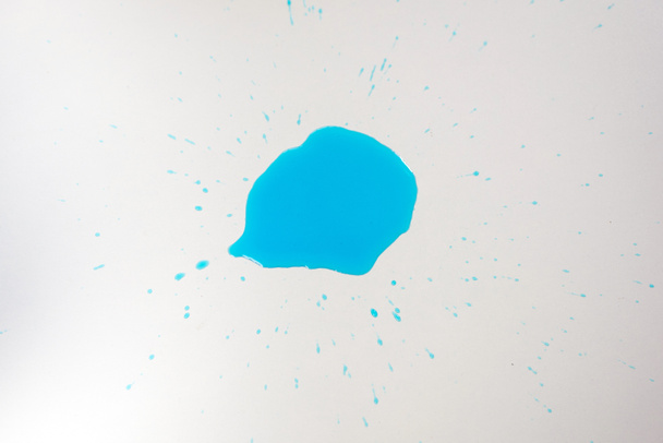 lähikuva sininen blot reagenssin eristetty valkoinen pöytälevy
 - Valokuva, kuva