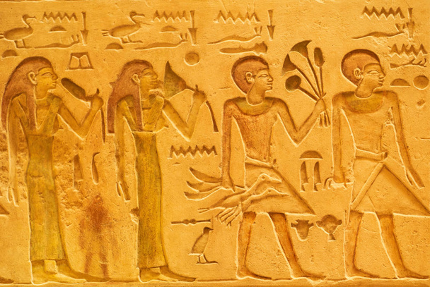 Primer plano de jeroglíficos egipcios antiguos tallados en piedra
  - Foto, Imagen