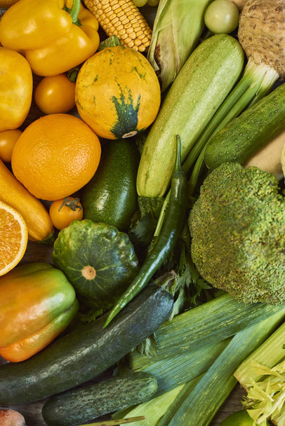 Барвистий фон з фруктами та овочами. Колекція веселки
 - Фото, зображення