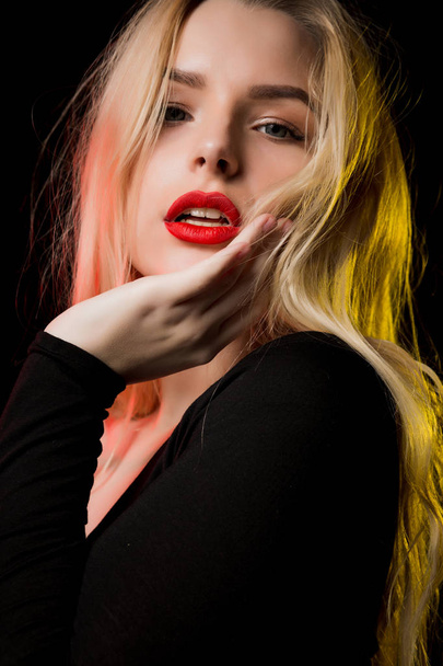 Крупный план привлекательной блондинки с профессиональным макияжем
 - Фото, изображение