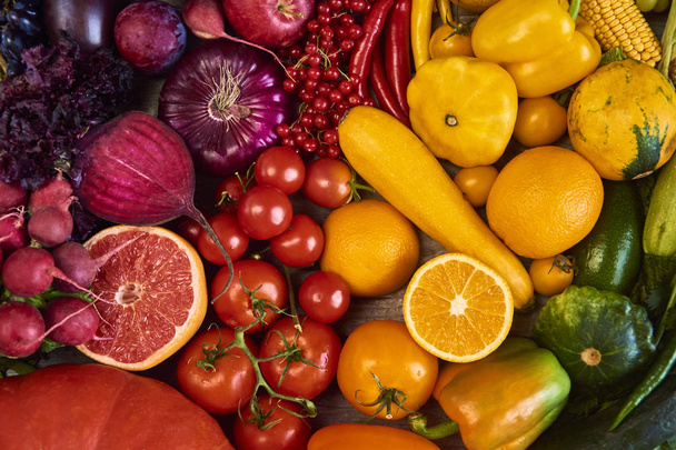 カラフルな果物や野菜の背景。レインボー コレクション - 写真・画像