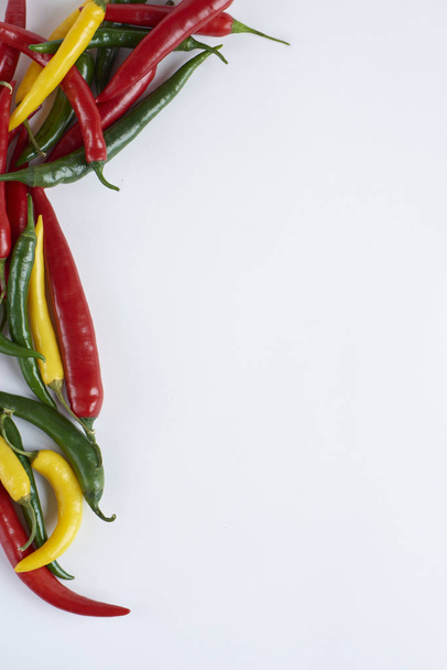 Plochá laických červené chilli papričky vzor na bílém pozadí. Pohled shora - Fotografie, Obrázek