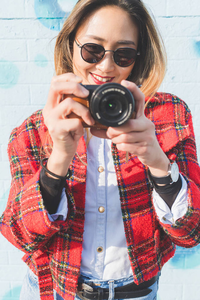 νεαρή γυναίκα σε εξωτερικούς χώρους χρησιμοποιώντας φωτογραφική μηχανή - φωτογράφος, δημιουργική, θετική έννοια συναισθήματα - Φωτογραφία, εικόνα