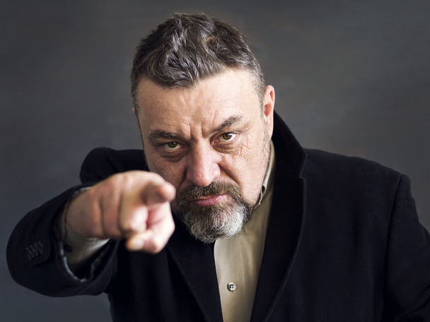 Wütender bärtiger Mann im schwarzen Anzug zeigt mit dem Finger auf dich. Kopierraum. eine Geste der Wahl. - Foto, Bild