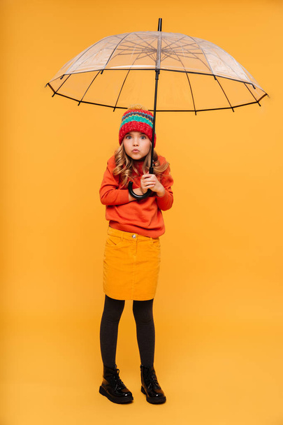 Bild eines jungen Mädchens in Pullover und Hut in voller Länge - Foto, Bild