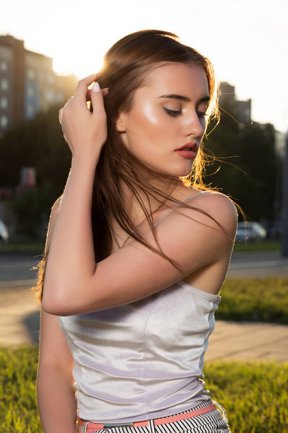 Luksusowa brunetka kobieta z naturalnego makijażu pozowanie w promieni s - Zdjęcie, obraz