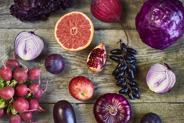 Tipos variados de frutas e legumes roxos em backgro de madeira
 - Foto, Imagem