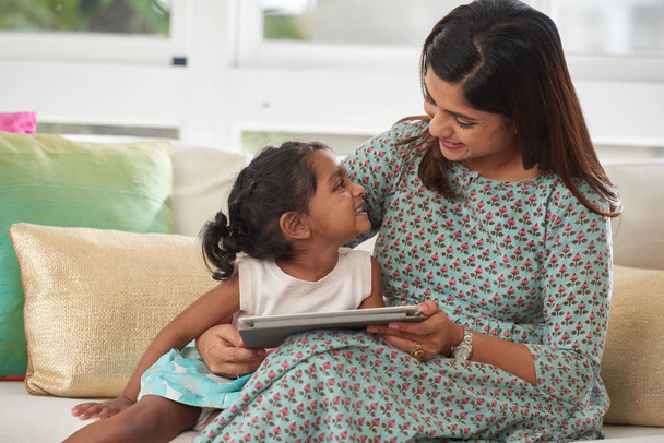 Indiai nő és vele a kis lányom alkalmazással digitális tabletta - Fotó, kép