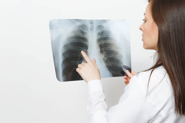 Close-up arts vrouw met X-ray van de longen, fluorography, Röntgen geïsoleerd op witte achtergrond. Vrouwelijke arts in de medische jurk stethoscoop. Medisch personeel, geneeskunde concept. Longontsteking. Achteraanzicht. - Foto, afbeelding