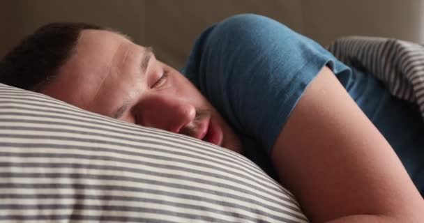 Mann schläft im Bett - Filmmaterial, Video