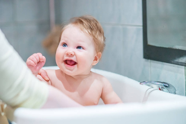 Смішне купання дитини в ванні
. - Фото, зображення