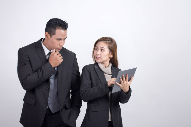 Изображение азиатского бизнесмена и советника бизнесвумен обсуждают и работают вместе с цифровой планшет на белом фоне
 - Фото, изображение