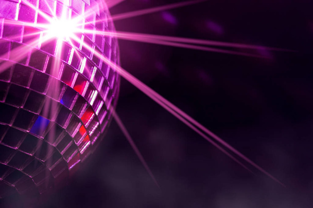 Disco bola con estrella violeta estallido y niebla en el club
 - Foto, imagen