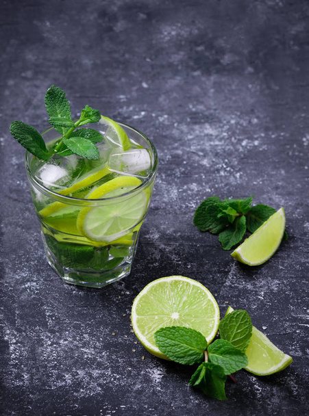 Mojito cocktail with lime and mint - Foto, afbeelding