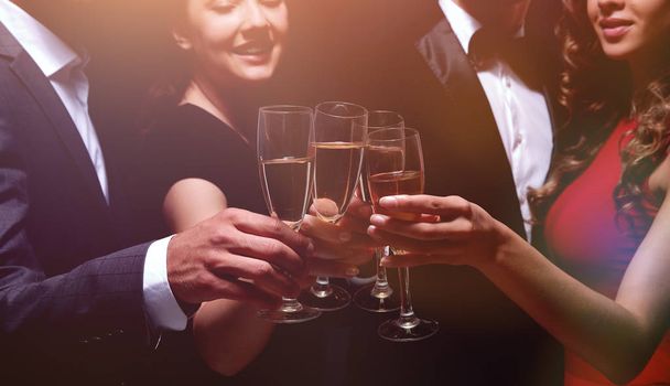 Pessoas alegres comemorando um sucesso com Champagne
 - Foto, Imagem