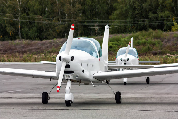 Small sports aircraft in the parking lot of the airfield - Foto, Imagem