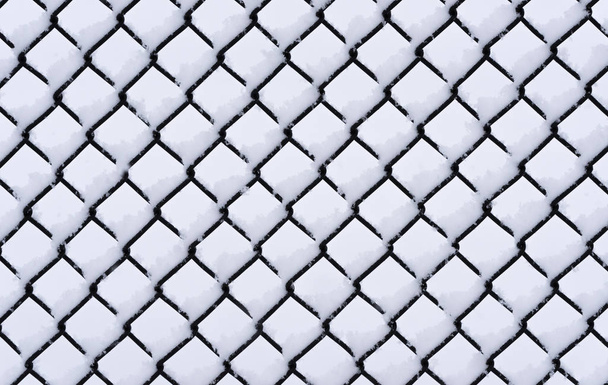 Kar altında metal telli çit - doku arkaplanı - Fotoğraf, Görsel