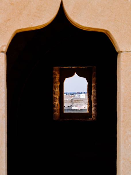 Borj El-Kebir ottomaanien linnoitus, yksityiskohta näkymä arabian tyyli ikkunat veistetty punaiset kivet linnoitus, Mahdia, Tunisia - Valokuva, kuva