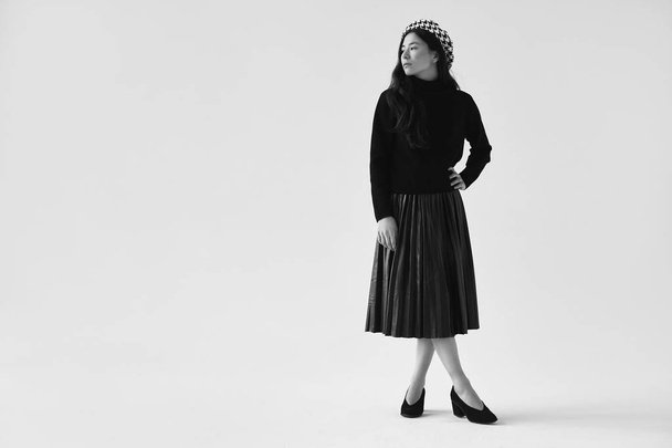 Elegante Aziatische vrouw in hippe zwarte rok en baret - Foto, afbeelding