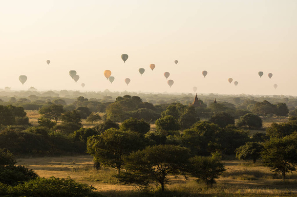 BAGAN, MYANMAR, JANUARY 2, 2018: Hot air balloons over the ancient Buddhist temples in Bagan - Fotografie, Obrázek