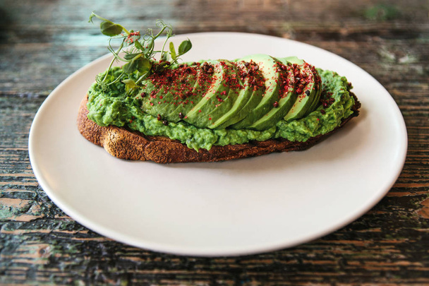 Sandwich with avocado on a plate. Delicious and healthy diet food. - Foto, imagen