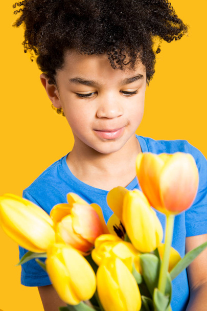 Cute litlle boy with tulips bouquet - Zdjęcie, obraz