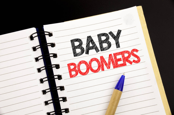 Testo di annuncio calligrafia che mostra Baby Boomers. Business concept per Generazione Demografica scritto su blocco note con spazio copia su fondo legno antico con pennarello
 - Foto, immagini