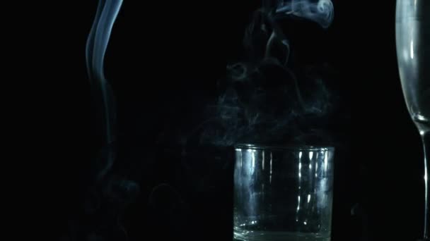 Smoke in the glass on black background - Séquence, vidéo