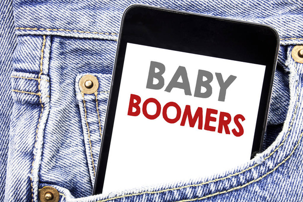 Escribiendo texto mostrando Baby Boomers. Concepto de negocio para la generación demográfica escrito en el teléfono celular teléfono inteligente en el bolsillo de los hombres
. - Foto, Imagen