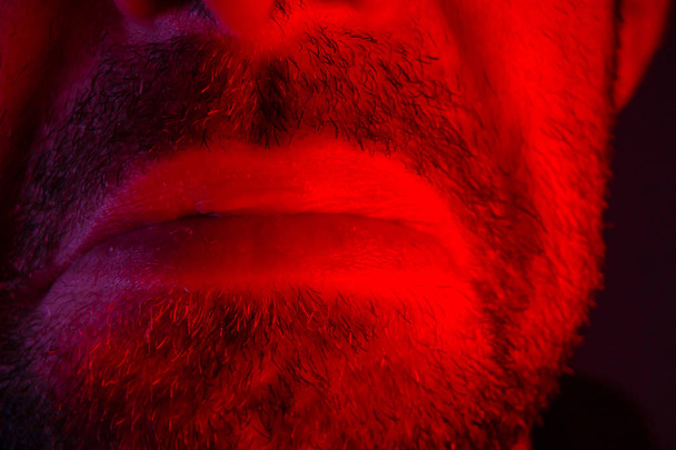 Macro gros plan sur les lèvres de l'homme avec expression faciale triste
 - Photo, image
