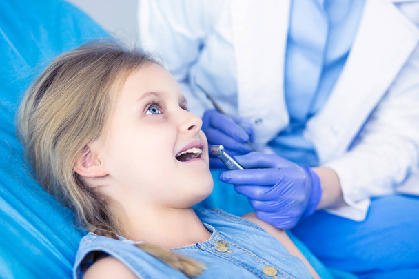 Little girl sitting in the dentists office - Foto, Imagen