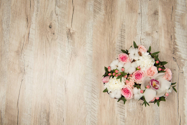 Pohled shora z krabice s bílé a růžové květy - Fotografie, Obrázek