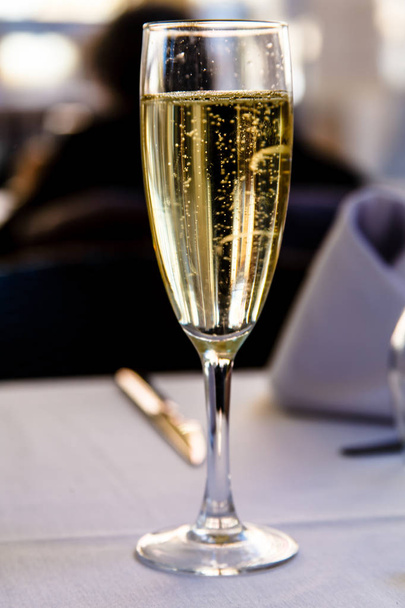 Bubbles in a glass of champagne. - Zdjęcie, obraz