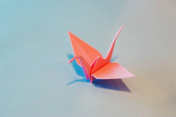 bunte Origami-Vögel fliegen ans Licht. - Foto, Bild