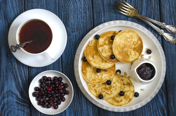 朝食のベリーのクリームとパンケーキ   - 写真・画像