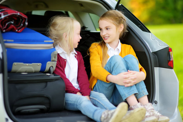 küçük kızlar arabada oturan - Fotoğraf, Görsel