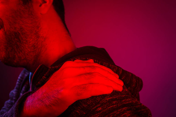 Człowiek cierpi z powodu bólu pleców ramię - Zdjęcie, obraz