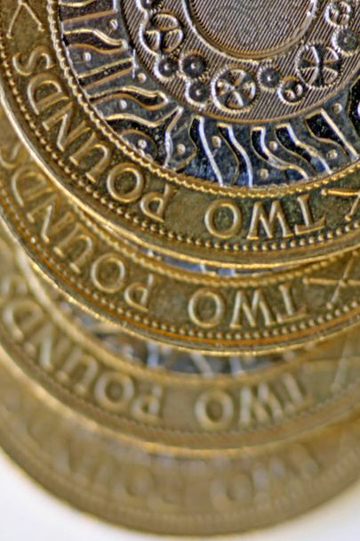Zwei-Pfund-Münzen - eine Planansicht aus nächster Nähe mit allmählicher Unschärfe von vier Zwei-Pfund-Münzen - Foto, Bild