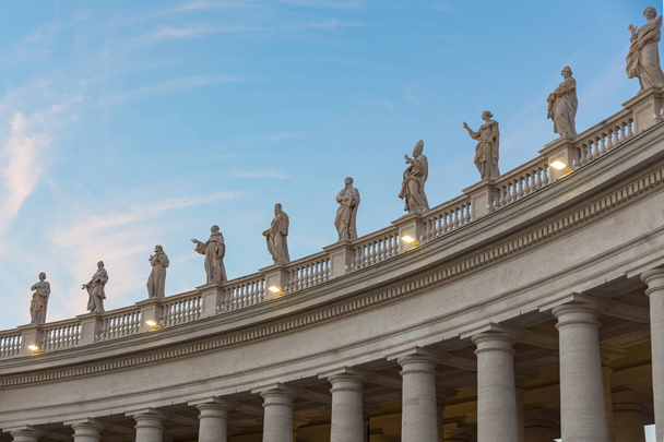 formazione di statue romane in Piazza San Pietro a Roma
 - Foto, immagini